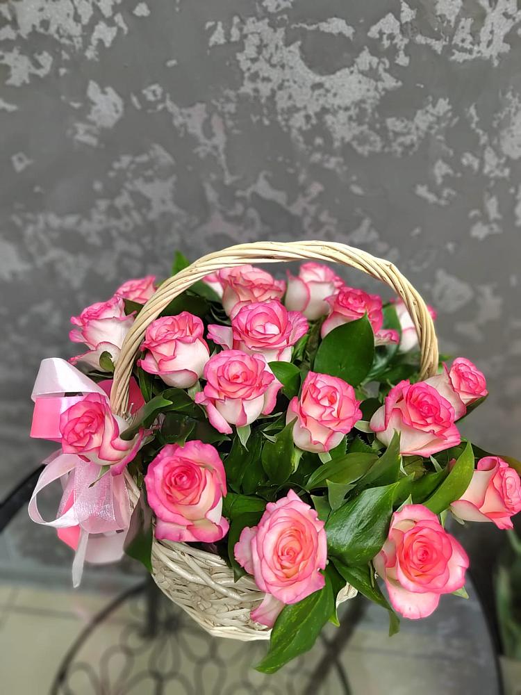 Цветочная композиция из Розы в корзине в Саянске
