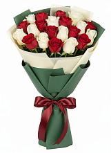 Букет Микс из красных и белых роз в Саянске