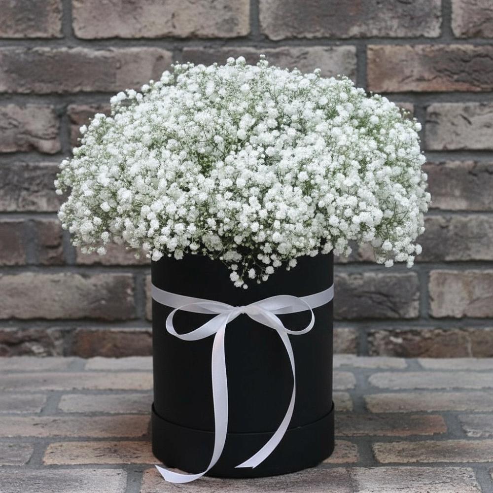 Цветочная композиция из Гипсофила в шляпной коробке в Саянске