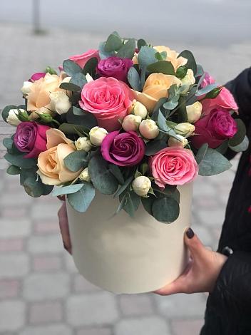 Цветочная композиция из Розы в шляпной коробке в Саянске