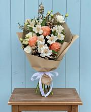 Букет цветов из:  Альстромерии, Лизиантусы, Розы и Хризантемы в Саянске