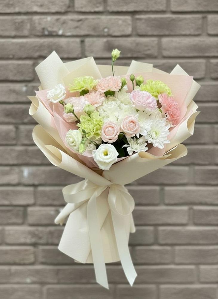 Букет цветов из: Гвоздики, Розы, Лизиантусы и Хризантемы в Саянске