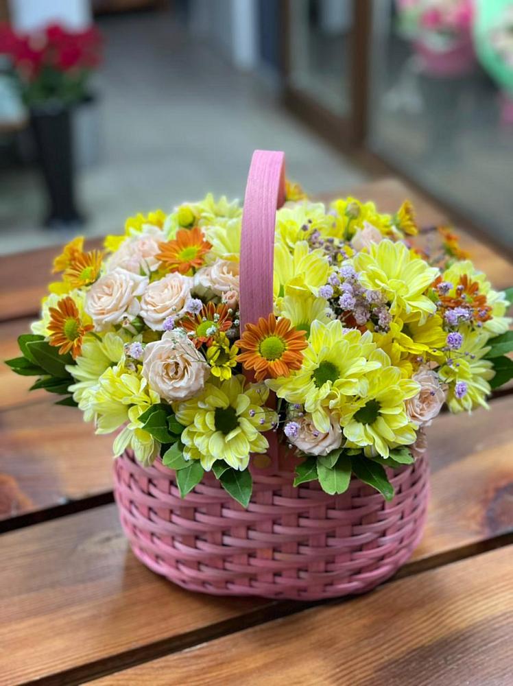 Цветочная композиция из Хризантемы и Розы в корзине в Саянске