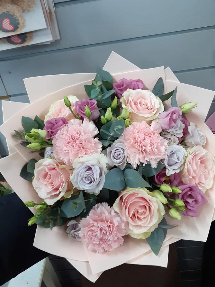 Букет цветов из: Розы, Гвоздики и Лизиантусы в Саянске